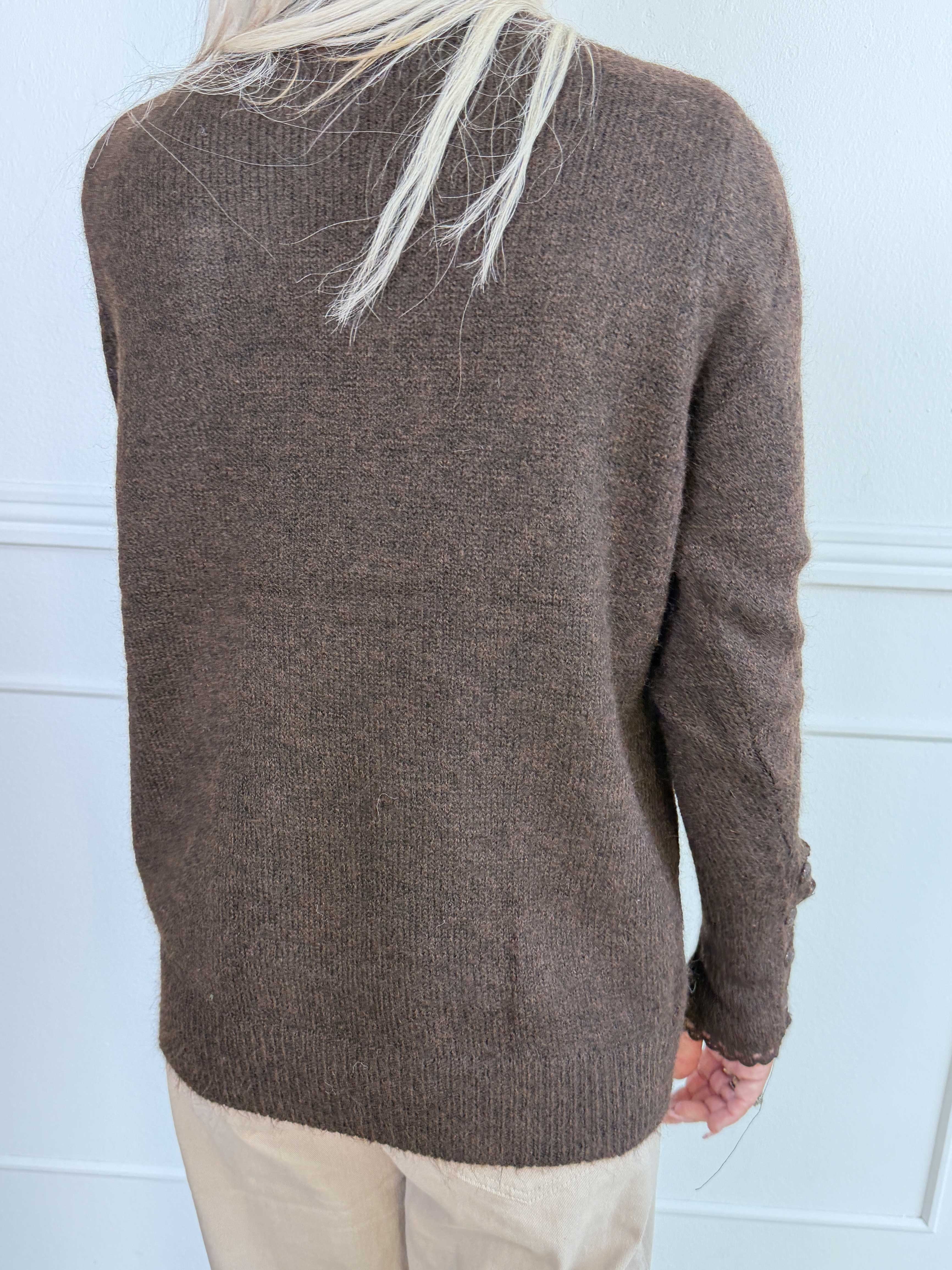 Elowen - Feminin strikbluse med blondekanter ved halsudskæringen og ærmerne
